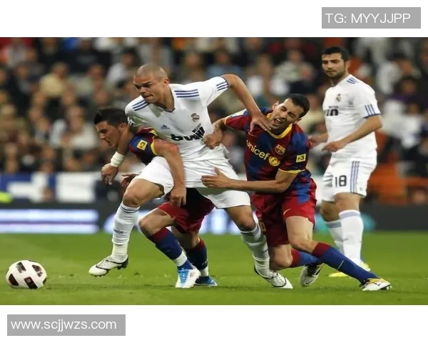 抢断型足球球星的防守艺术与场上智慧全面解析 抢断型足球球星的防守艺术与场上智慧全面解析