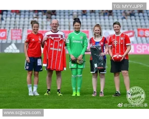 足球巨星亲民一刻 球迷与偶像零距离互动感人瞬间