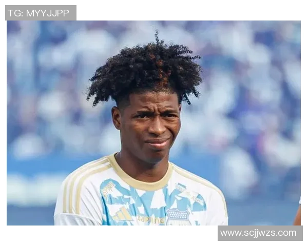 足球场上用头撞人引发争议的球星与事件背后的故事揭秘