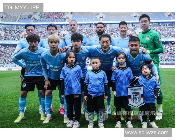 戴红帽子的足球球星英姿飒爽 展现独特魅力与风采